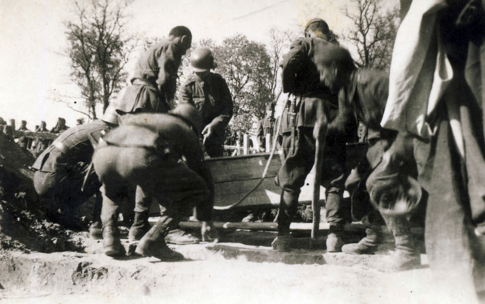 Ukraine, a Magyar Királyi Honvédség 25. gyalogezred katonái elesett társaikat temetik., 1943, Bessenyei István, Fortepan #196275