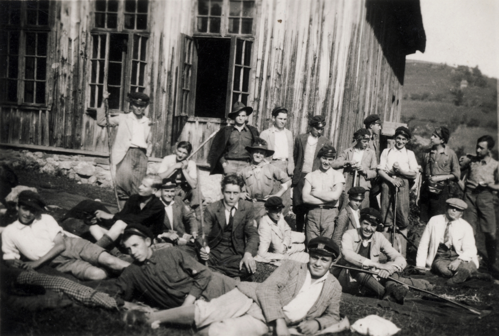 Romania,Transylvania, Aiud, a nagyenyedi református Bethlen kollégium diákjai kertészeti gyakorlaton., 1937, Bessenyei István, Fortepan #196291