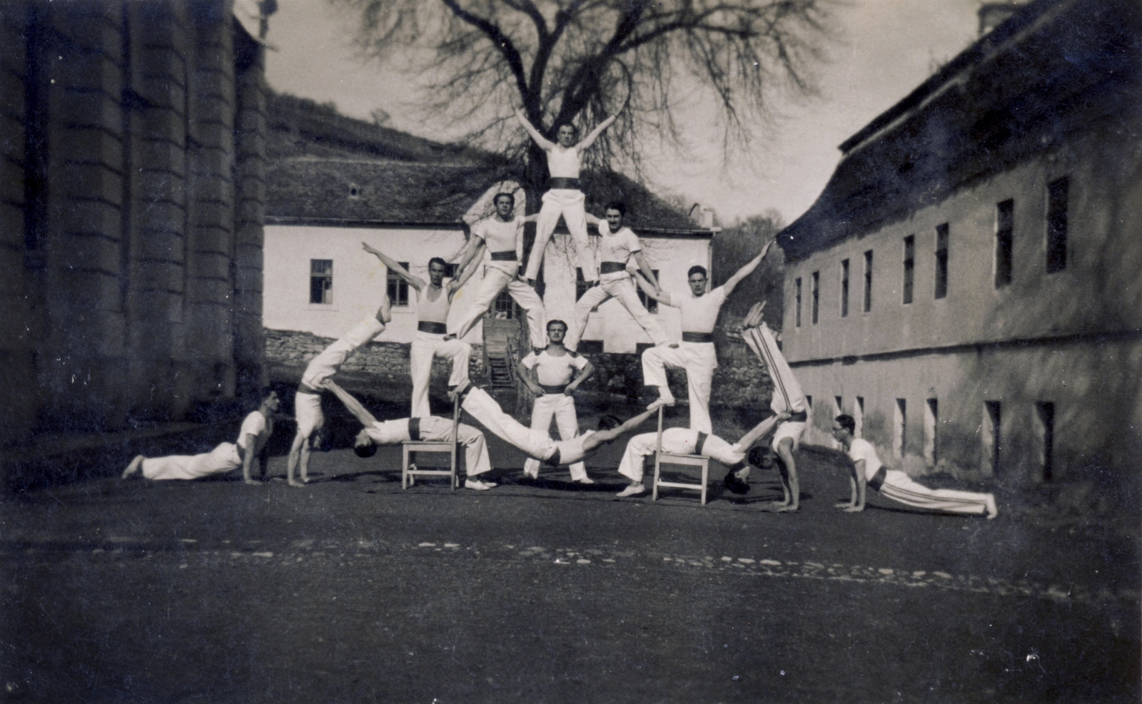 Romania,Transylvania, Aiud, tornabemutató a református tanítóképző Bethlen kollégiumának udvarán., 1932, Bessenyei István, Best of, feat, human pyramid, Fortepan #196293