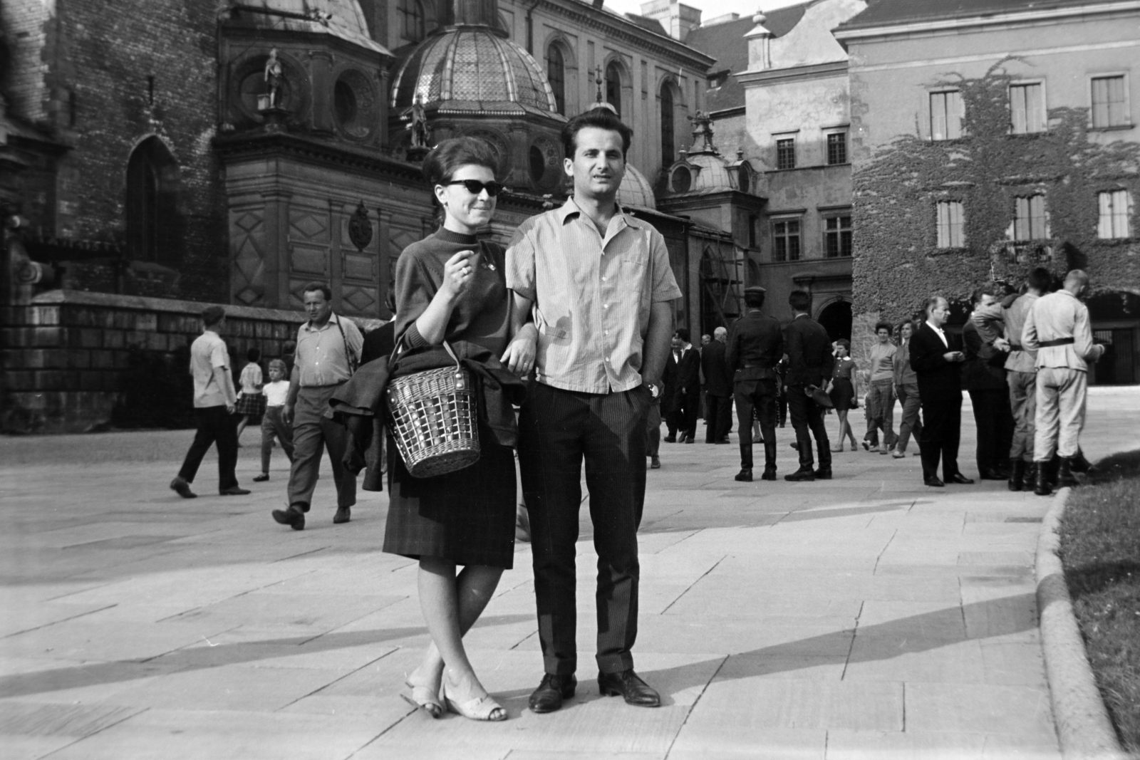 Lengyelország, Krakkó, Királyi Palota (Wawel), a háttérben a Szent Szaniszló és Szent Vencel székesegyház., 1964, Szűcs Lóránd, fonott táska, emberpár, Fortepan #196328