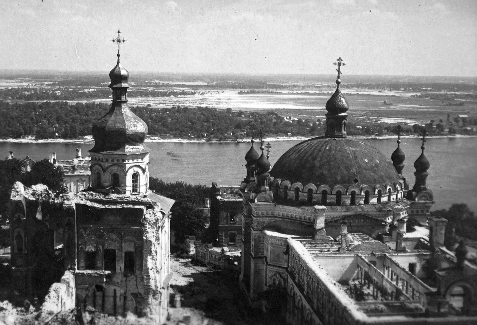 Ukraine, Kyiv, az ortodox Barlangkolostor (Pecserszka Lavra) területe a Dnyeper folyó partján, balra a Mária elszenderülése katedrális romjai, jobbra a Szent Antal és Feodoszij templom, 1942, Fortepan, church, second World War, picture, damaged building, Fortepan #19634