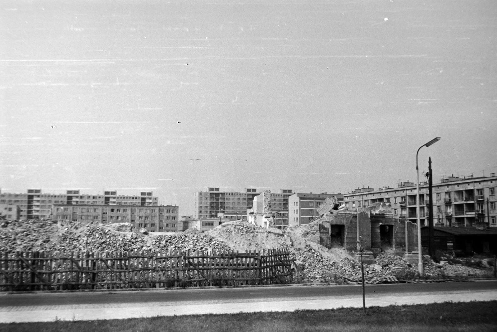 Poland, Warsaw, ulica Ludwika Zamenhofa, jobbra az ulica Józefa Lewartowskiego között, szemben az egykori Volhíniai kaszárnya (Koszary Wołyńskie, később 1 sz. Katonai Börtön, a II. világháború alatt a Zsidó Tanács székhelye) romja, ma park és a Lengyel Zsidóság Történetének Múzeuma van a helyén., 1964, Szűcs Lóránd, Fortepan #196343