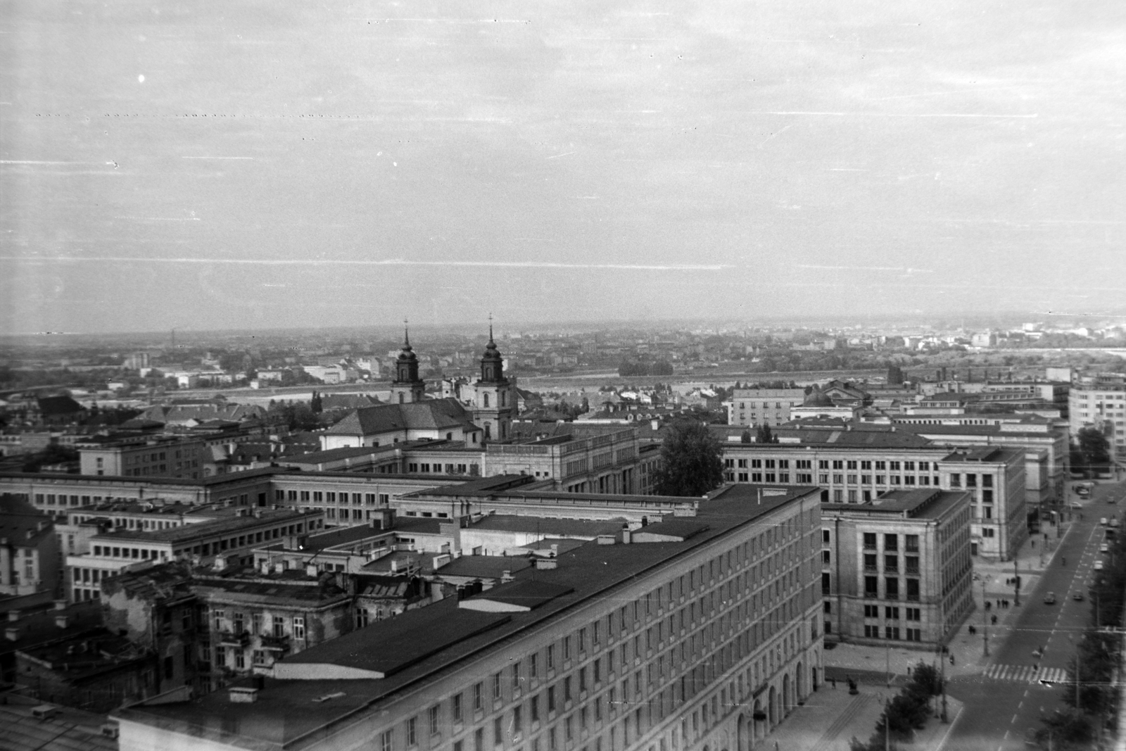 Lengyelország, Varsó, kilátás a Prudential épületből, jobbra a ulica Swietokrzyska (Szentkereszt utca), balra a háttérben Szentkereszt-templom (Kościół Świętego Krzyża)., 1964, Szűcs Lóránd, Fortepan #196351