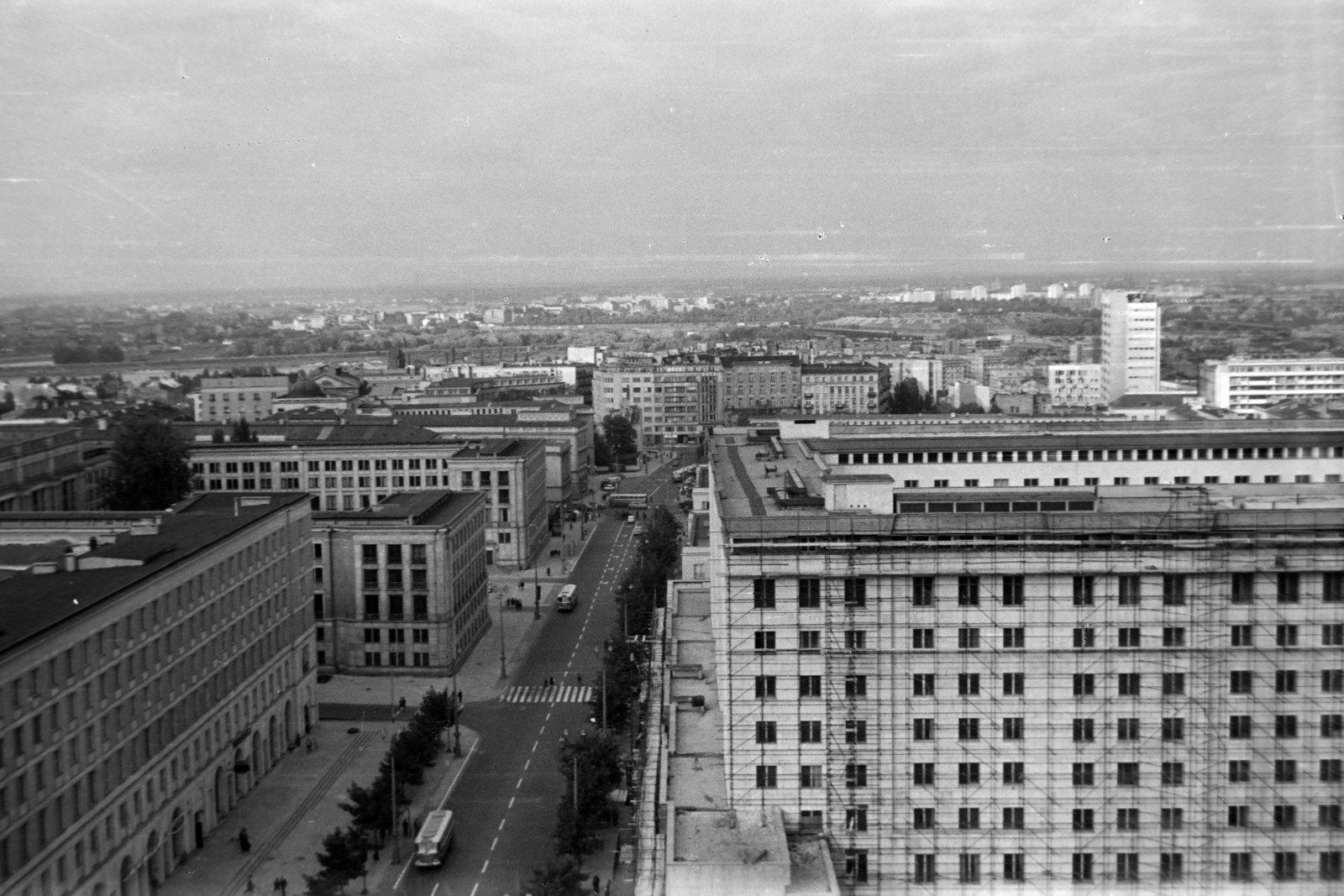 Poland, Warsaw, kilátás a Prudential épületből az ulica Swietokrzyska (Szentkereszt utca) felé, jobbra a Lengyel Nemzeti Bank épülete., 1964, Szűcs Lóránd, Fortepan #196352