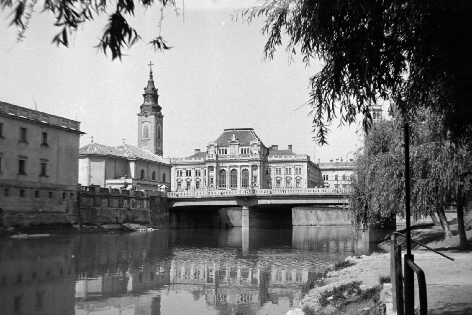 Romania,Transylvania, Oradea, a Szent László híd a Sebes-Körös felett, balra a Szent László-templom, jobbra a Városháza., 1964, Szűcs Lóránd, Fortepan #196372