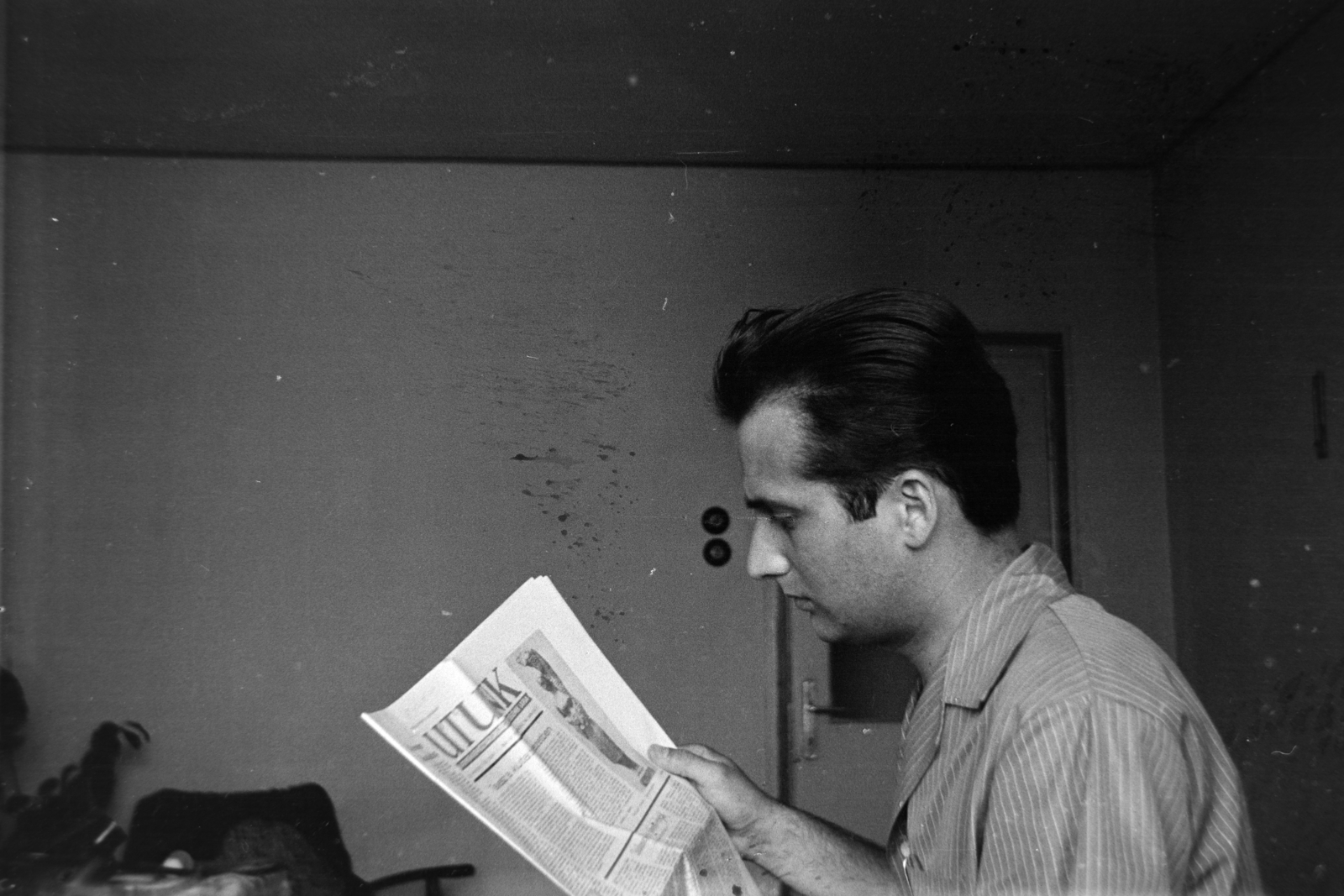 1965, Szűcs Lóránd, newspaper rack, newspaper, reading, Fortepan #196373