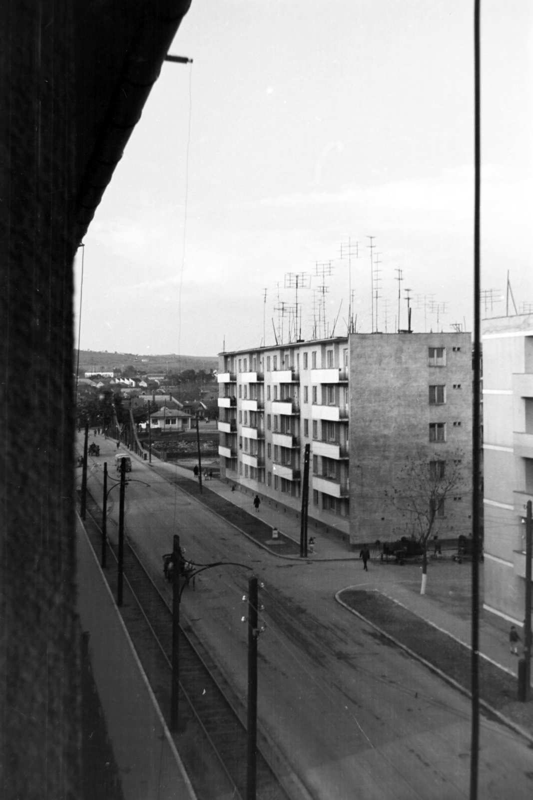 Romania,Transylvania, Oradea, Vitéz utca (Bulevardul Decebal), balra a háttérben a Vitéz (vagy Széles) utca híd (később a Decebal híd épült fel a helyén)., 1964, Szűcs Lóránd, Fortepan #196375