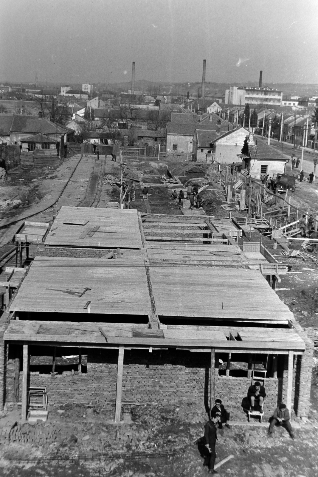 Romania,Transylvania, Oradea, Ghillány út (Strada Dimitrie Cantemir), a 75-ös számú ház építkezése., 1965, Szűcs Lóránd, construction, sitting on a ladder, Fortepan #196382