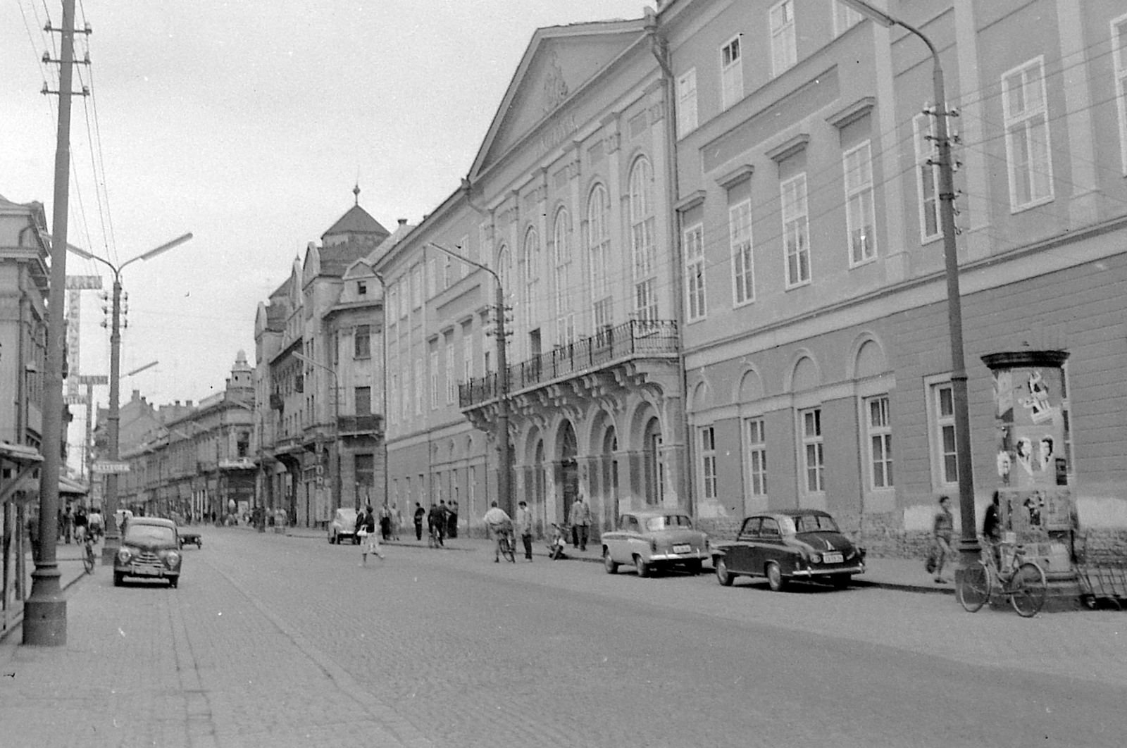 Hungary, Kaposvár, Fő utca, szemben a Régi Vármegyeháza, 1960, Gyöngyi, poster, street view, neon sign, ad pillar, balcony, lamp post, automobile, neon lights, Fortepan #1964