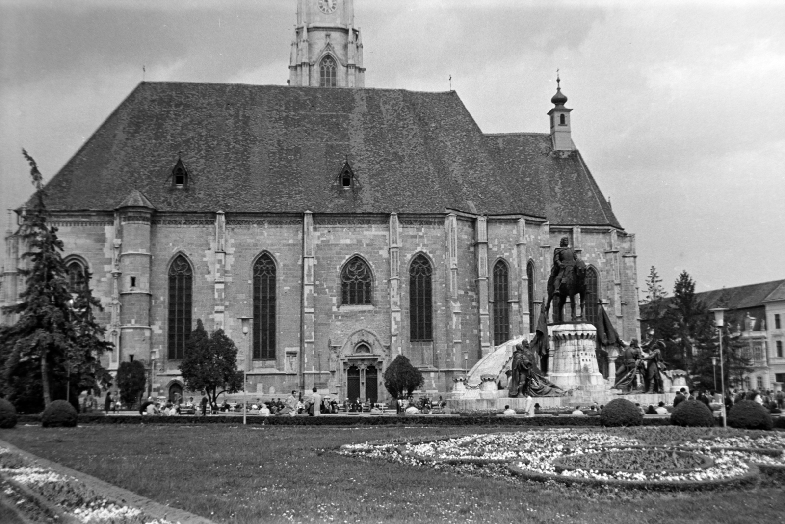 Romania,Transylvania, Cluj-Napoca, Fő tér, Hunyadi Mátyás emlékműve és a Szent Mihály-templom., 1966, Szűcs Lóránd, ridge turret, Fortepan #196407