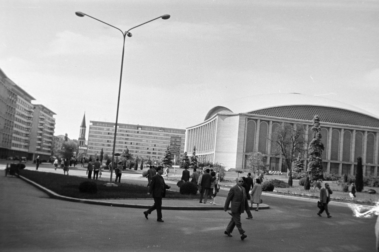 Romania, Bucharest, Strada Ion Câmpineanu (13 Decembrie), jobbra a Kongresszusi Csarnok (Sala Palatului), balra a háttérben a Strada Luterană torkolata., 1968, Szűcs Lóránd, Fortepan #196423