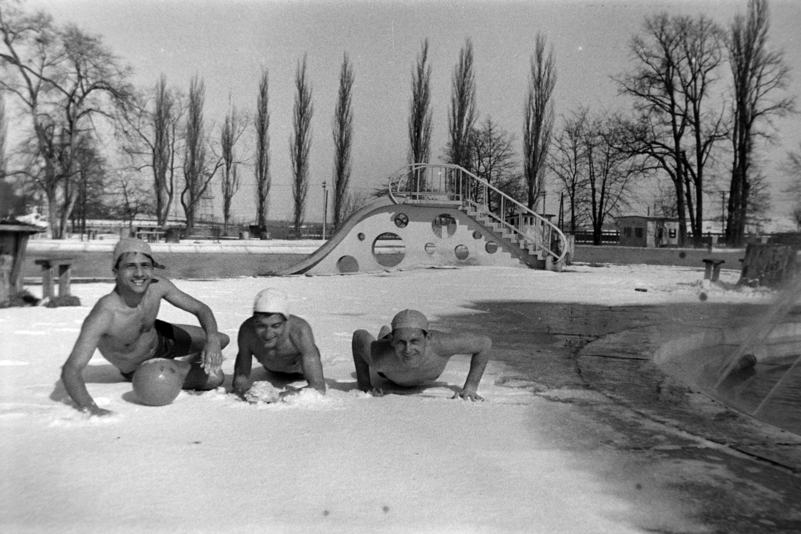 Románia,Erdély, Váradszentmárton, Félixfürdő, Termál strand., 1968, Szűcs Lóránd, tréfálkozás, férfiak, hó, hason fekvés, Fortepan #196434