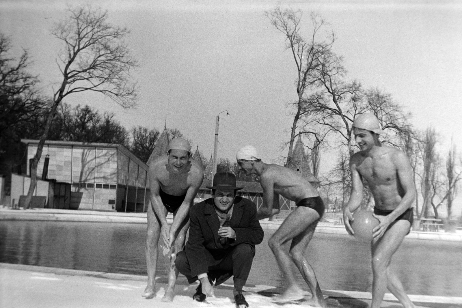 Romania,Transylvania, Sînmartin, Félixfürdő, Termál strand., 1968, Szűcs Lóránd, odd one out, jesting, half-naked, men, winter, bathing caps, Fortepan #196435