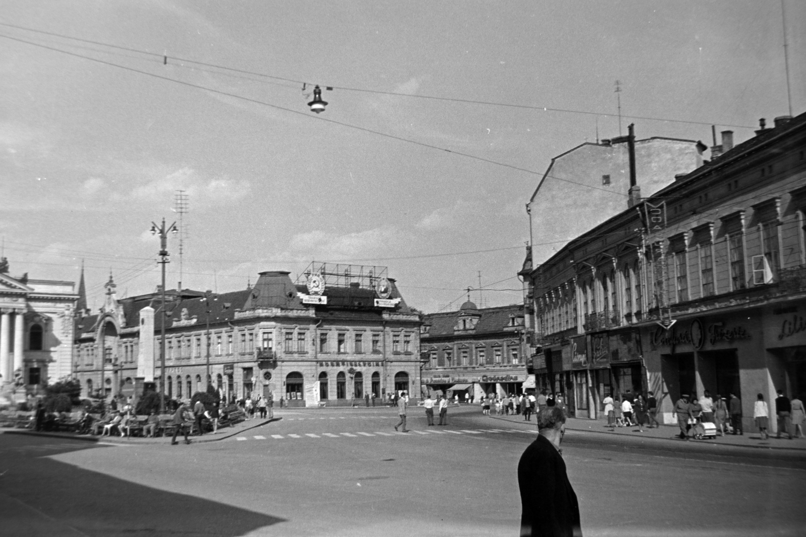 Romania,Transylvania, Oradea, Bémer tér (Piata Regele Ferdinand I) a Szent László híd felől, a kép bal szélén a Szigligeti Színház látszik., 1968, Szűcs Lóránd, street view, pedestrian, building, Fortepan #196443