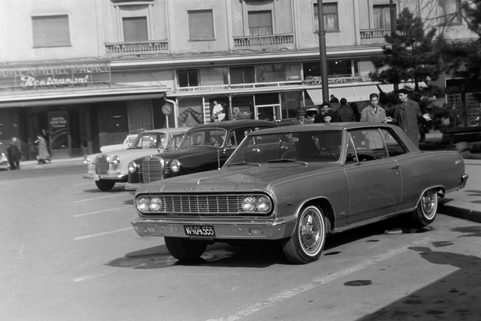 Romania, Bucharest, Piata George Enescu a Strada Episcopiei felé nézve, háttérben az Athénée Palace hotel., 1968, Szűcs Lóránd, Chevrolet-brand, pedestrian, Fortepan #196449