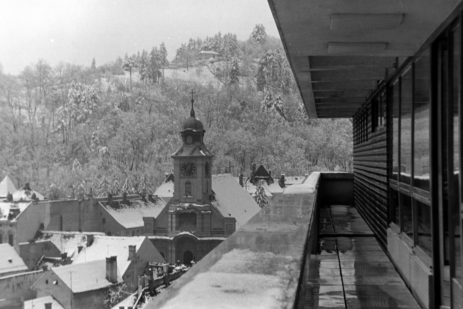 Romania,Transylvania, Brașov, kilátás a Hotel Carpati (eredetileg és ma Aro Palace) új szárnyának legfelső emeletéről a Kolostor utca (Strada Mureșenilor) és a Szent Péter és Pál-templom (belvárosi katolikus templom) felé., 1969, Szűcs Lóránd, Fortepan #196453