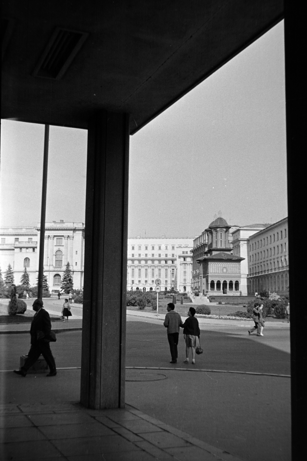 Romania, Bucharest, Strada Valter Mărăcineanu - Strada Ion Câmpineanu (13 Decembrie) sarok, szemben balra a a Román Nemzeti Művészeti Múzeum (Muzeul National de Arta al Romaniei), egykori királyi palota, jobbra a Kretzulescu-templom (Biserica Kretzulescu)., 1966, Szűcs Lóránd, Fortepan #196464