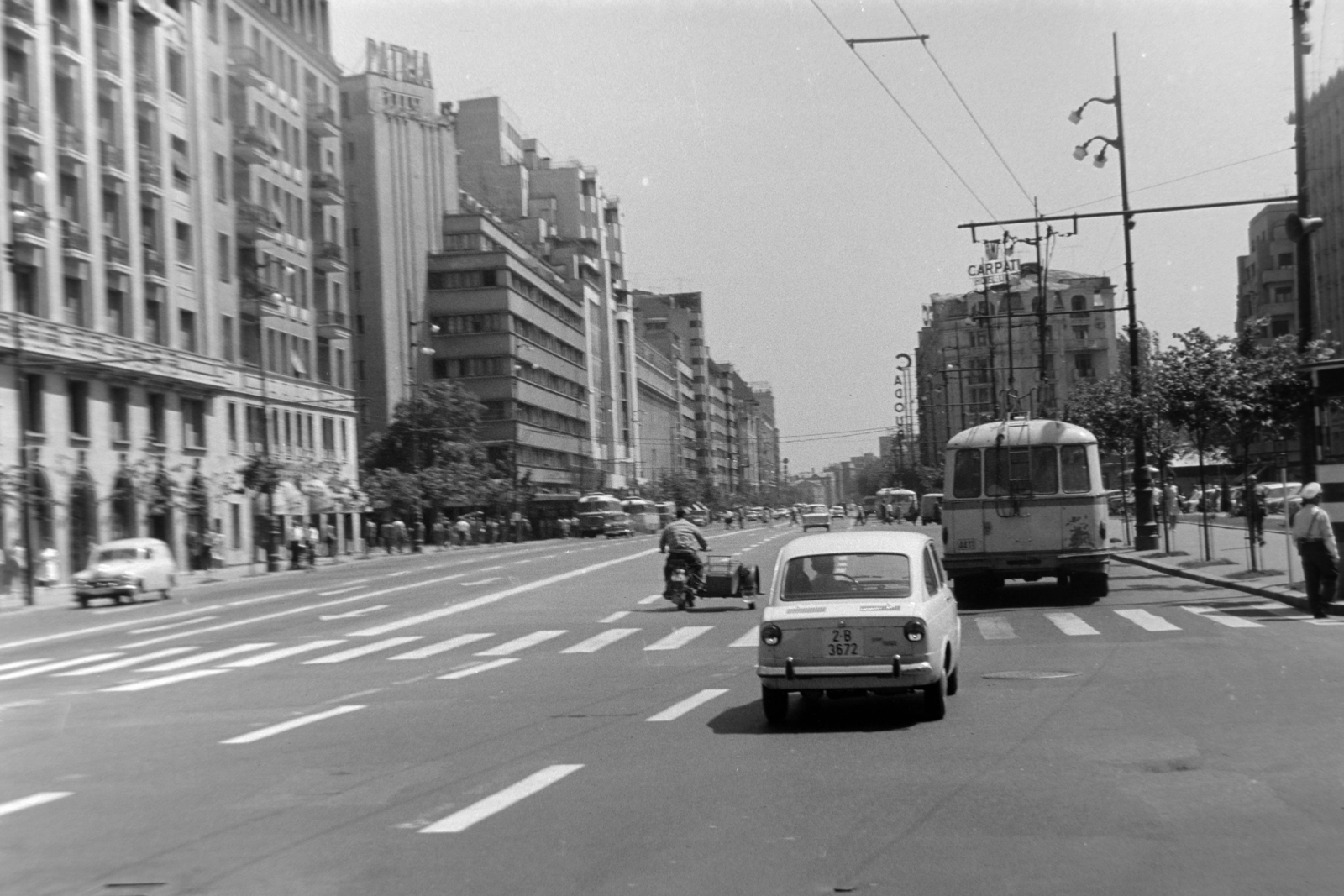 Romania, Bucharest, a Bulevardul General Gheorghe Magheru a Strada George Enescu felől a Hotel Lido felé nézve., 1966, Szűcs Lóránd, crosswalk, trolley bus, motorcycle with sidecar, Fortepan #196465