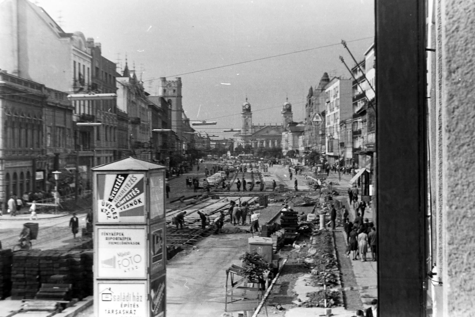 Magyarország, Debrecen, Piac utca (Vörös Hadsereg útja), balra a református Kistemplom (Csonkatemplom), jobbra a háttérben a Református Nagytemplom., 1969, Szűcs Lóránd, útjavítás, sínpálya, Fortepan #196468