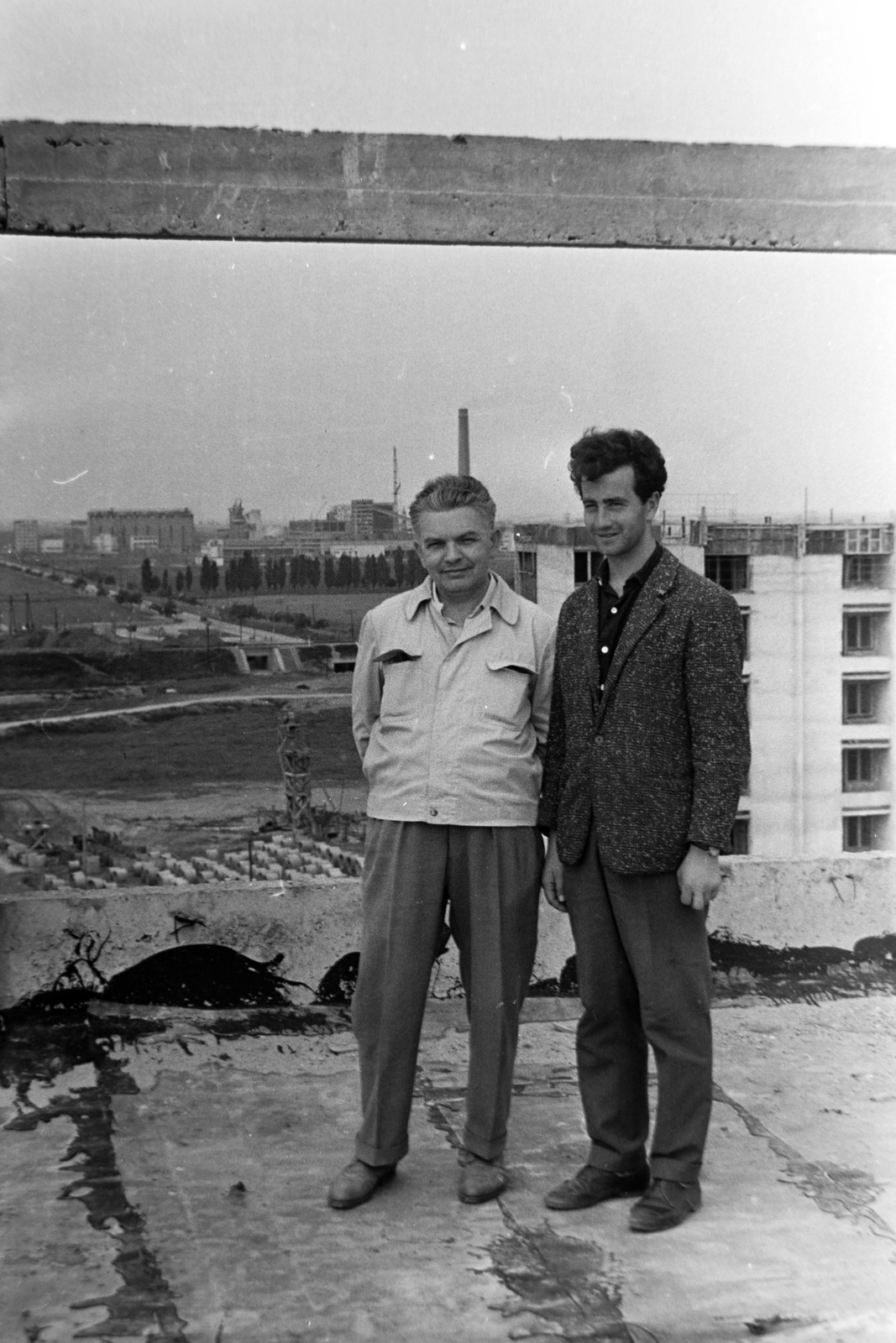 Romania,Transylvania, Oradea, Rogériusz kanonok utca (Strada Aluminei), kilátás a D4 épületből, háttérben az épülő D5 épület, a vasútvonal és a Calea Borșului., 1969, Szűcs Lóránd, Fortepan #196469