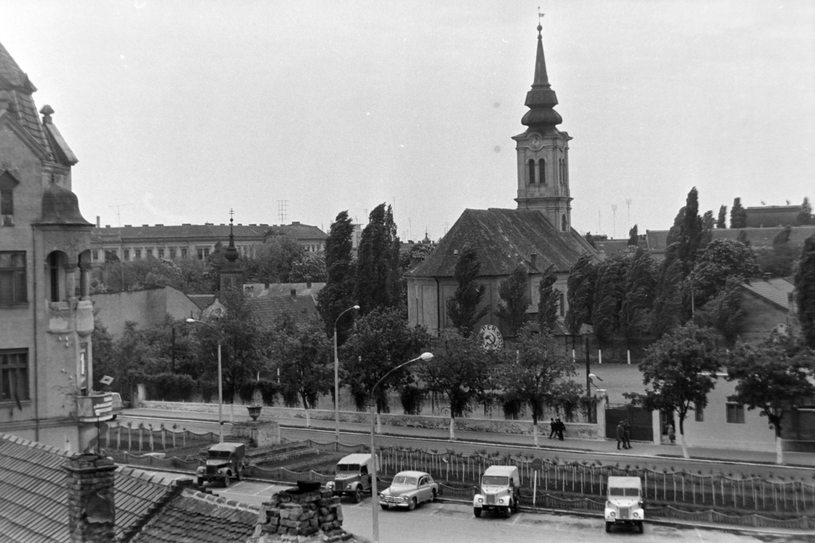 Románia,Erdély, Nagyvárad, kilátás a Törvényszék épületéből a Nagyvárad-Olaszi református templom felé, az előtérben a gróf Széchenyi István tér (strada Parcul Traian)., 1969, Szűcs Lóránd, GAZ-márka, Fortepan #196475