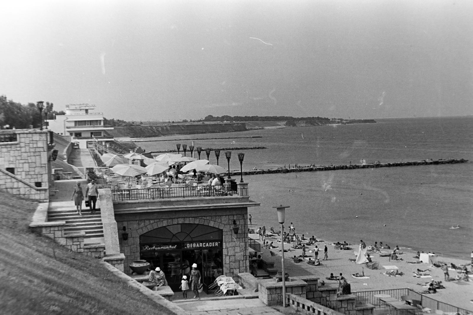 Románia, Eforie, Eforie Nord, kilátás a tengerpartra, előtérben a Complex Debarcader., 1969, Szűcs Lóránd, Fortepan #196486