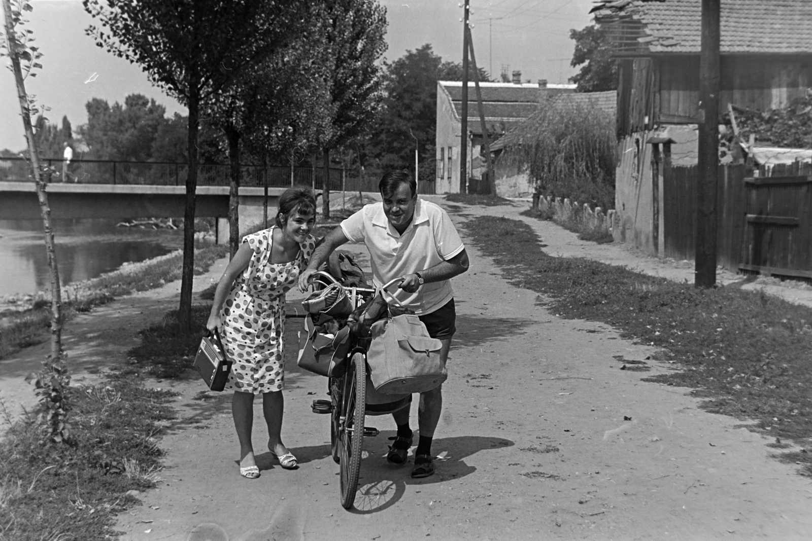 Romania,Transylvania, Oradea, Part utca (Strada Emilian Mircea Chitul) a Szigligeti Ede utca felé nézve, háttérben balra a Csillagos híd (később a Centenáriumi híd épült fel a helyén)., 1967, Szűcs Lóránd, bicycle, Fortepan #196495