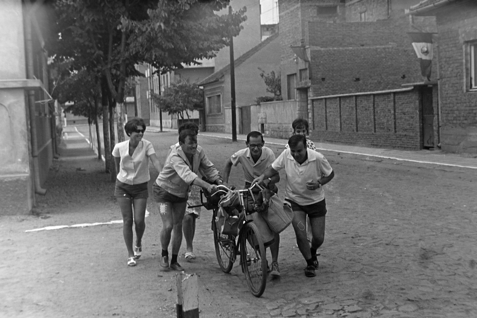 Románia,Erdély, Nagyvárad, Lovas utca (Strada Călărașilor) a Műhold utcától (strada Satelitului) a Vitéz utca (Bulevardul Decebal felé nézve., 1967, Szűcs Lóránd, kerékpár, Fortepan #196498