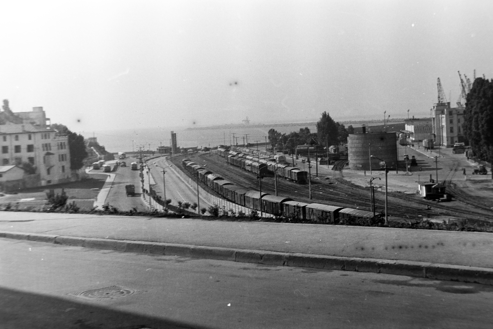 Romania, Constanța, kilátás a Strada Vasile Canarache felől a Strada Termele Romane és a Fekete-tenger felé, jobbra a kikötő., 1971, Szűcs Lóránd, Fortepan #196515