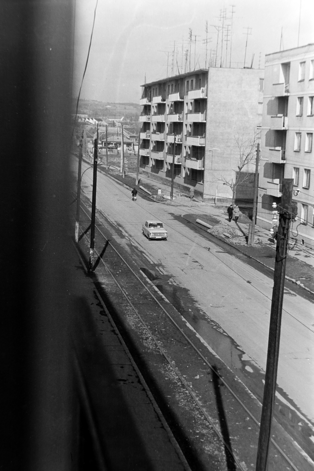 Romania,Transylvania, Oradea, kilátás a Vitéz utca (Bulevardul Decebal) 27. (ekkor 5.) számú házból a Vitéz (vagy Széles) utcai híd (később Decebal híd) felé., 1965, Szűcs Lóránd, concrete block of flats, blocks, Fortepan #196518