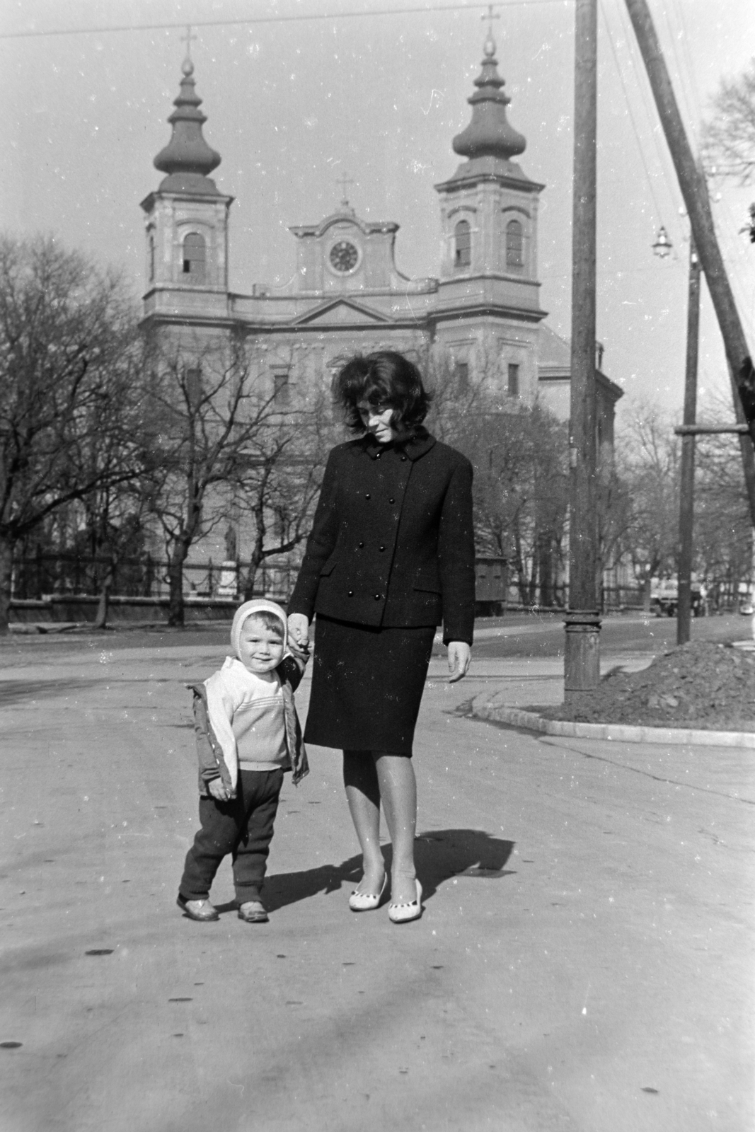 Románia,Erdély, Nagyvárad, Kanonoksor (Șirul Canonicilor) - Múzeum utca (Strada Muzeului) sarok, háttérben a Nagyboldogasszony-székesegyház., 1971, Szűcs Lóránd, Fortepan #196520