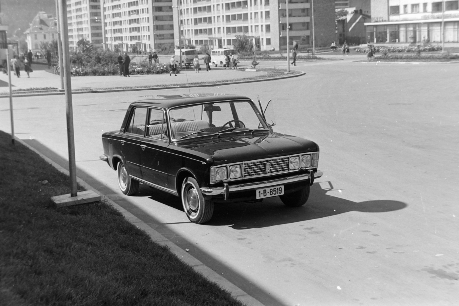 Románia, Karácsonkő, Piața Ștefan cel Mare a Bulevardul Mihai Eminescu felé nézve., 1971, Szűcs Lóránd, Fiat 125, Fortepan #196531