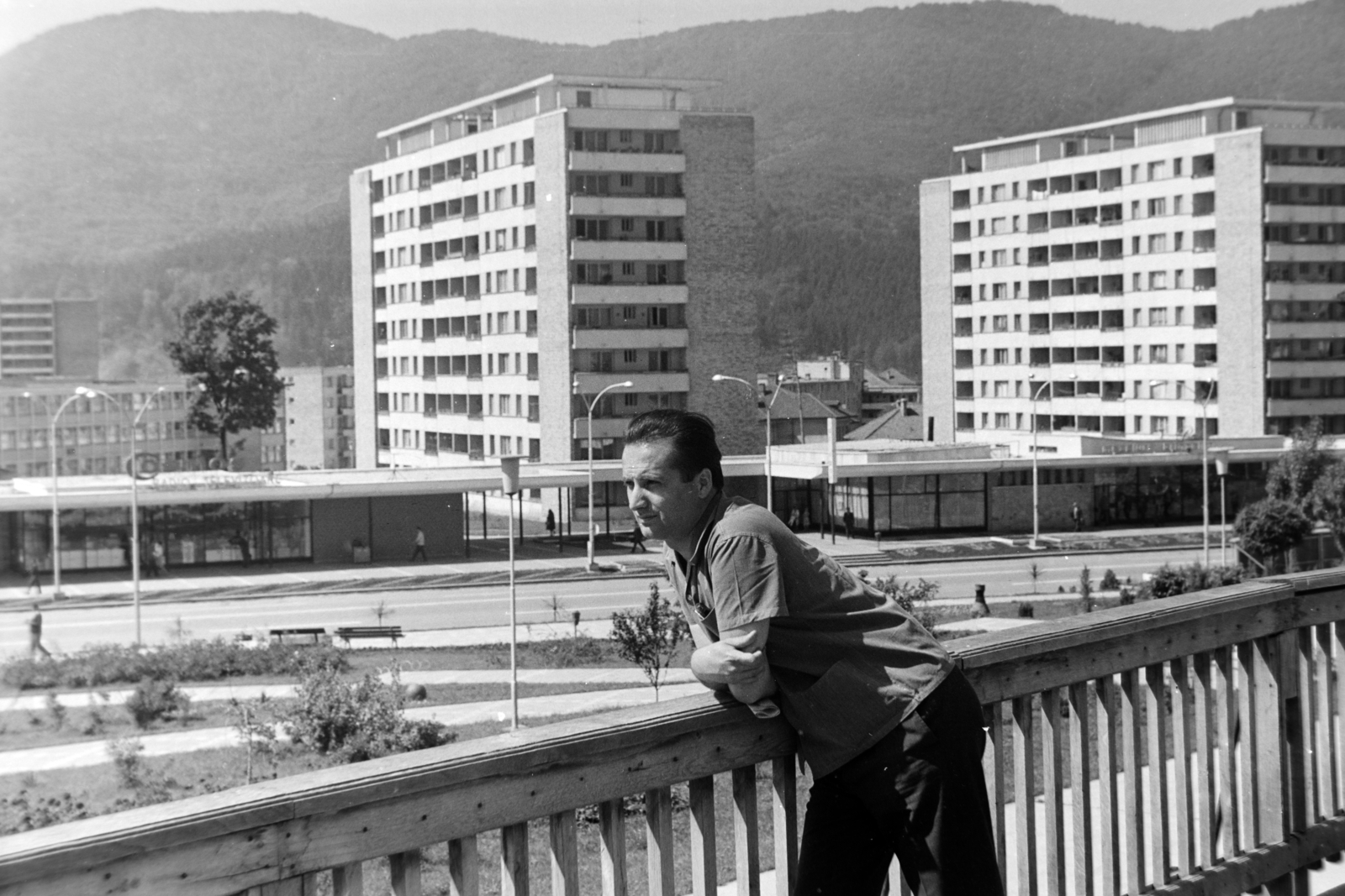 Romania, Piatra Neamț, Piața Ștefan cel Mare a Tineretului park (Parc Central) felől., 1971, Szűcs Lóránd, leaning, railing, Fortepan #196533