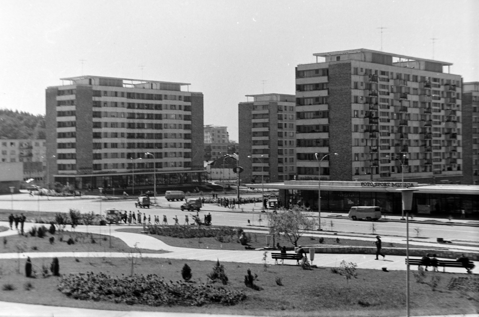 Románia, Karácsonkő, Piața Ștefan cel Mare és a Bulevardul Mihai Eminescu (Chimiei) torkolata a Tineretului park (Parc Central) felől., 1971, Szűcs Lóránd, Fortepan #196535