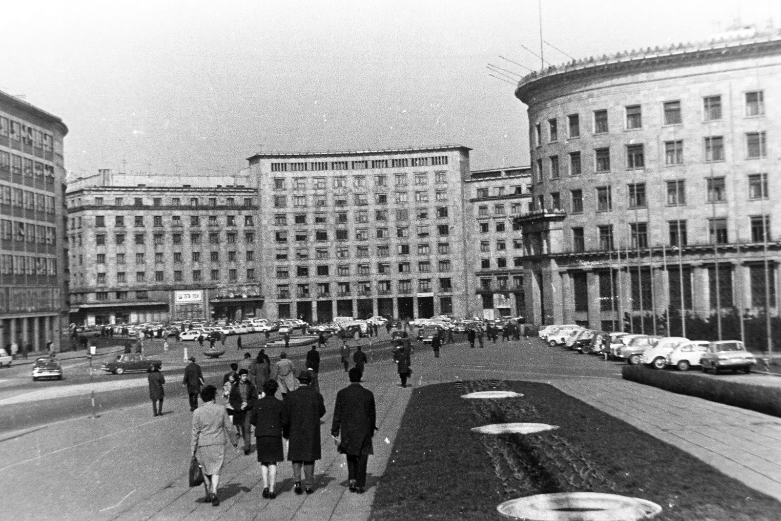Szerbia, Belgrád, Nikola Pašić (Marks i Engels) tér, szemben a Jugoszláv Szakszervezeti Székház (Dom sindikata Jugoslavije)., 1971, Szűcs Lóránd, Jugoszlávia, Fortepan #196547