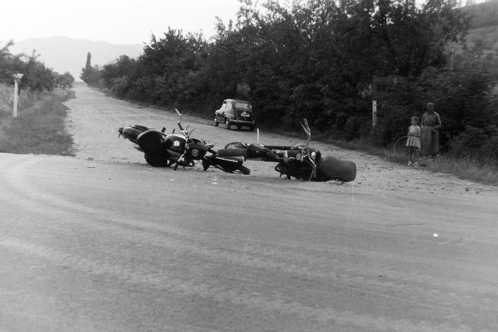 Románia,Erdély, Bezsán, motoros baleset a 76-os számú főúton, szemben a Bejan-Târnăviţa-ra vezető út., 1971, Szűcs Lóránd, motorkerékpár, baleset, Fortepan #196551