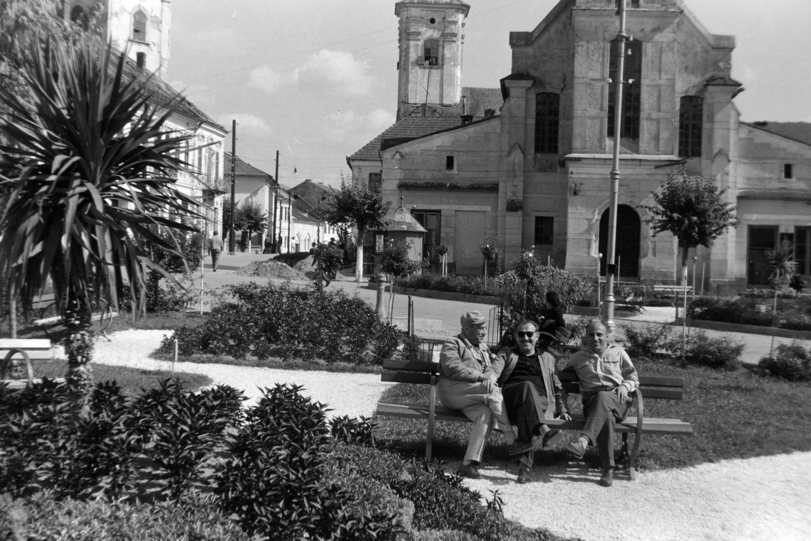 Románia,Erdély, Abrudbánya, Piața Eroilor, balról a Szent Miklós-templom tornya, az unitárius templom tornya és jobbra előtérben a református templom bejárata látszik., 1971, Szűcs Lóránd, Fortepan #196552