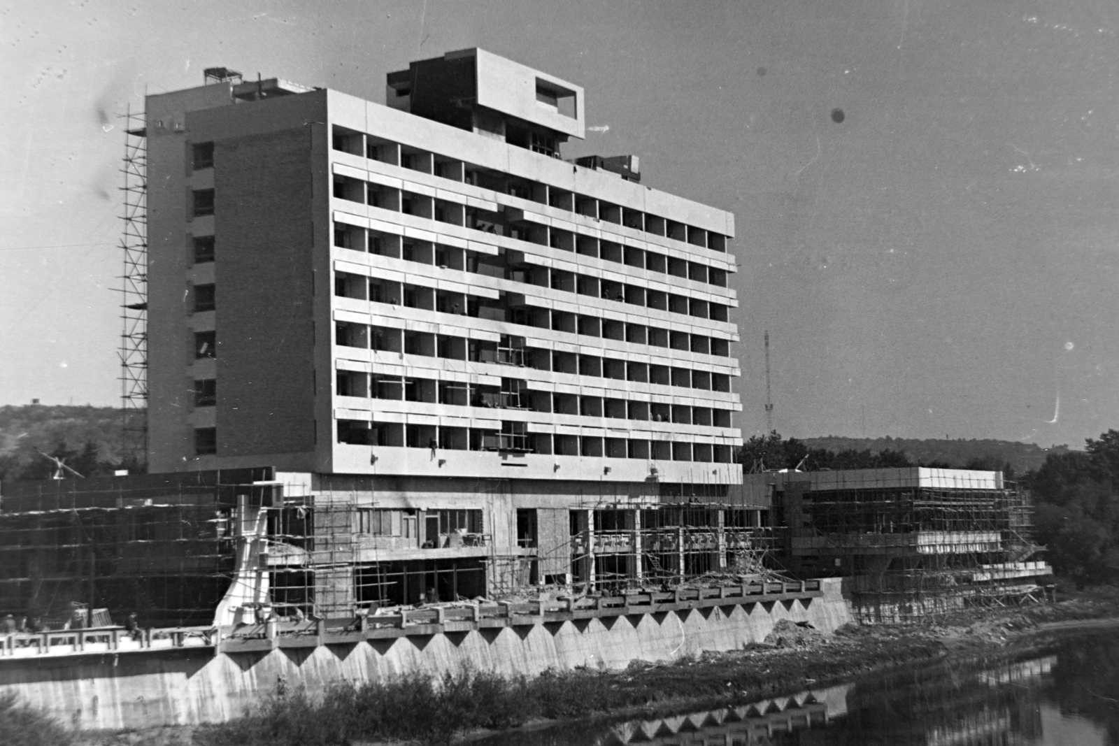 Romania,Transylvania, Oradea, a Hotel Dacia építkezése a Sebes-Körös partján., 1970, Szűcs Lóránd, hotel, Fortepan #196566