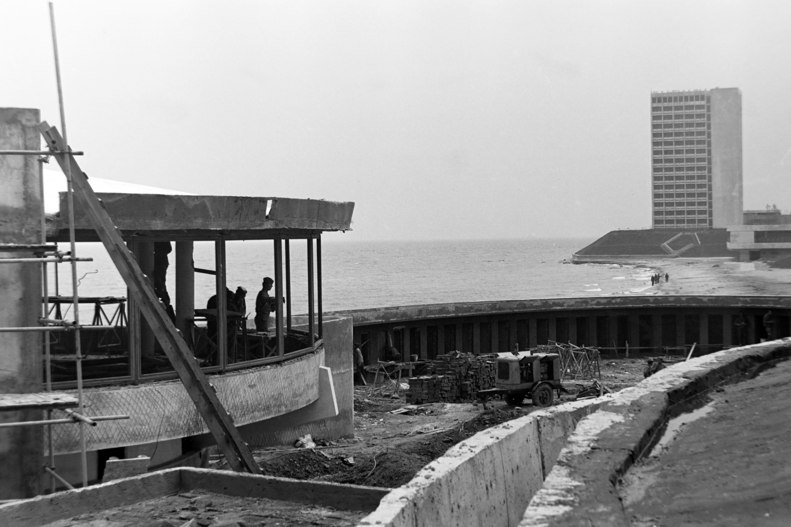 Románia, Mangalia, Jupiter üdülőfalu a Fekete-tenger partján, háttérben a magas épület a Hotel Capitol., 1972, Szűcs Lóránd, Fortepan #196579