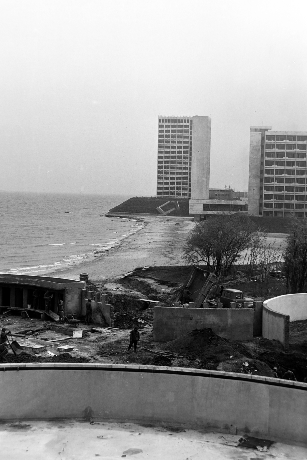 Romania, Mangalia, Jupiter üdülőfalu a Fekete-tenger partján, háttérben a magas épület a Hotel Capitol., 1972, Szűcs Lóránd, Fortepan #196580