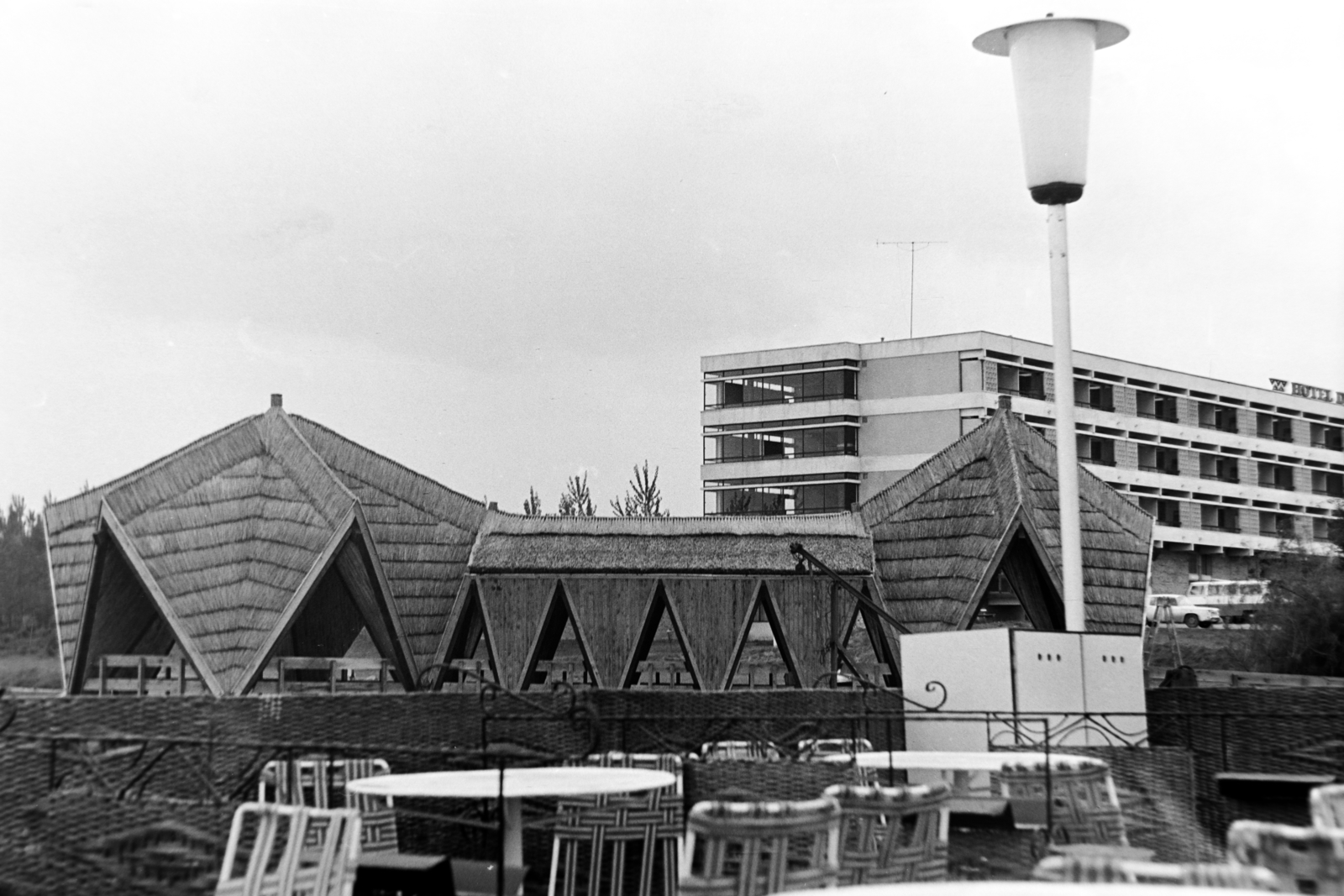 Románia, Mangalia, Neptun üdülőfalu, a Hotel Insular és kerthelyisége a Neptun I. tó partján., 1972, Szűcs Lóránd, Fortepan #196582