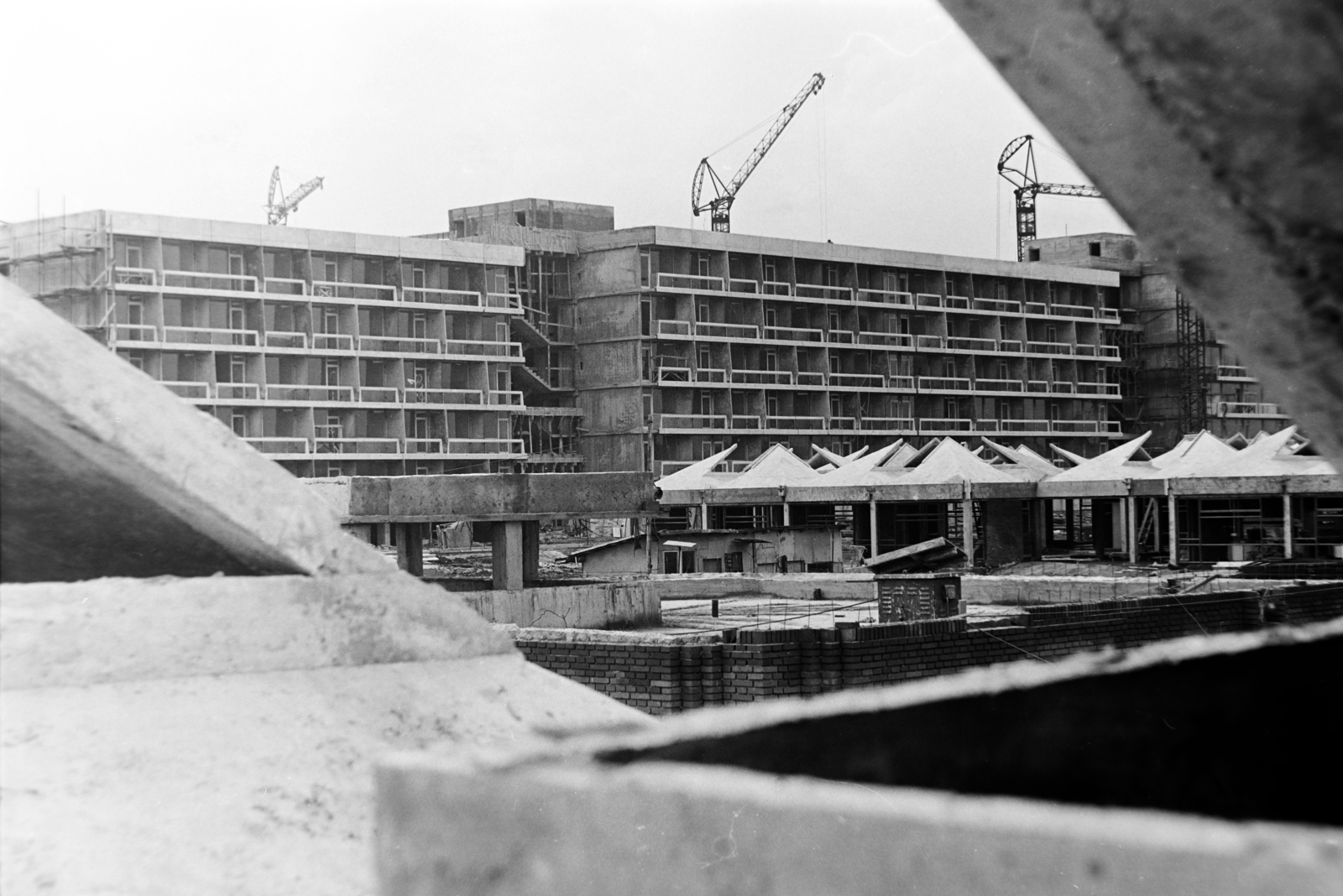 Románia, Mangalia, Neptun üdülőfalu, háttérben a Hotel Miorița., 1972, Szűcs Lóránd, Fortepan #196583