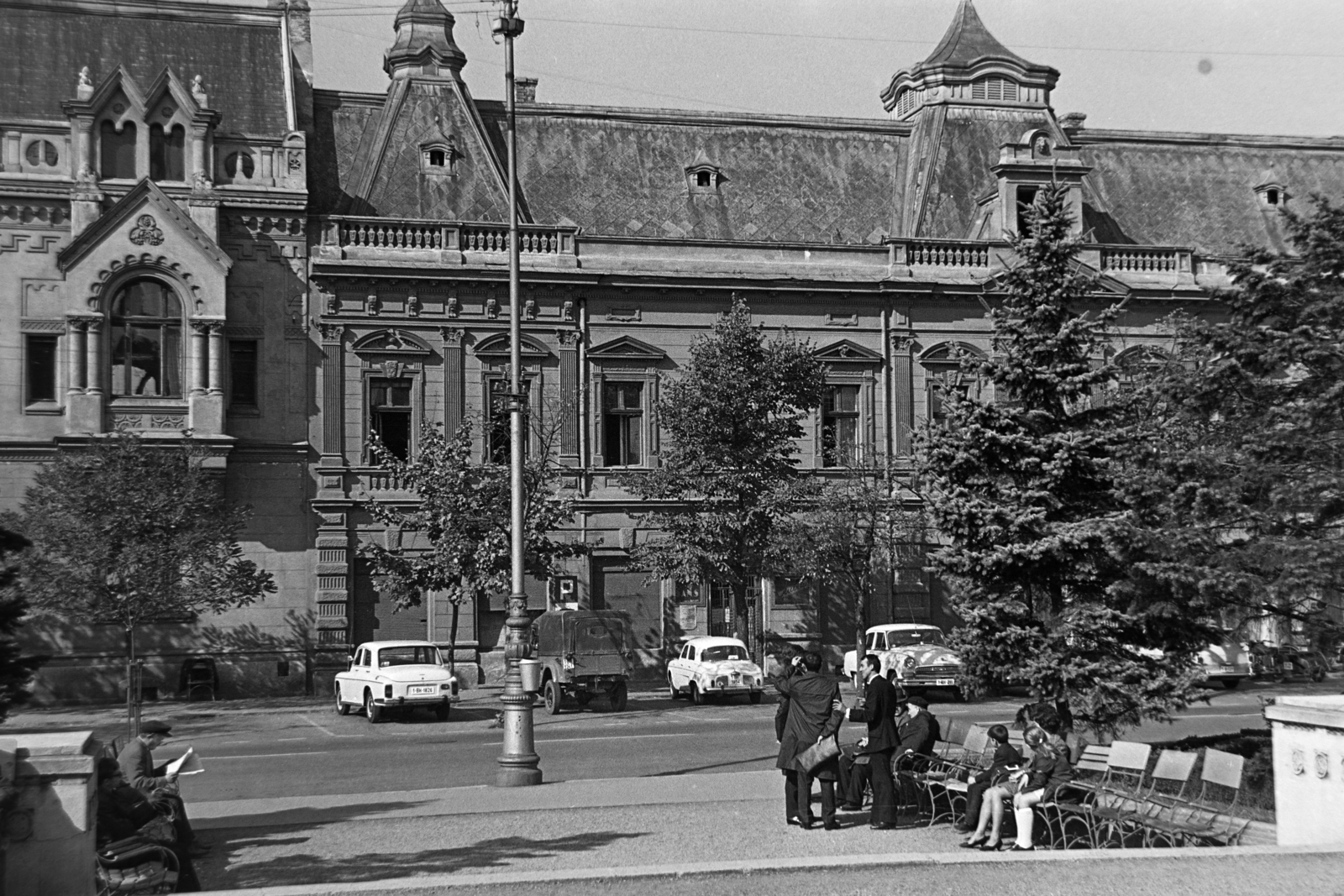 Romania,Transylvania, Oradea, a Szent László tér (Piata Unirii) nyugati oldala., 1972, Szűcs Lóránd, Fortepan #196584