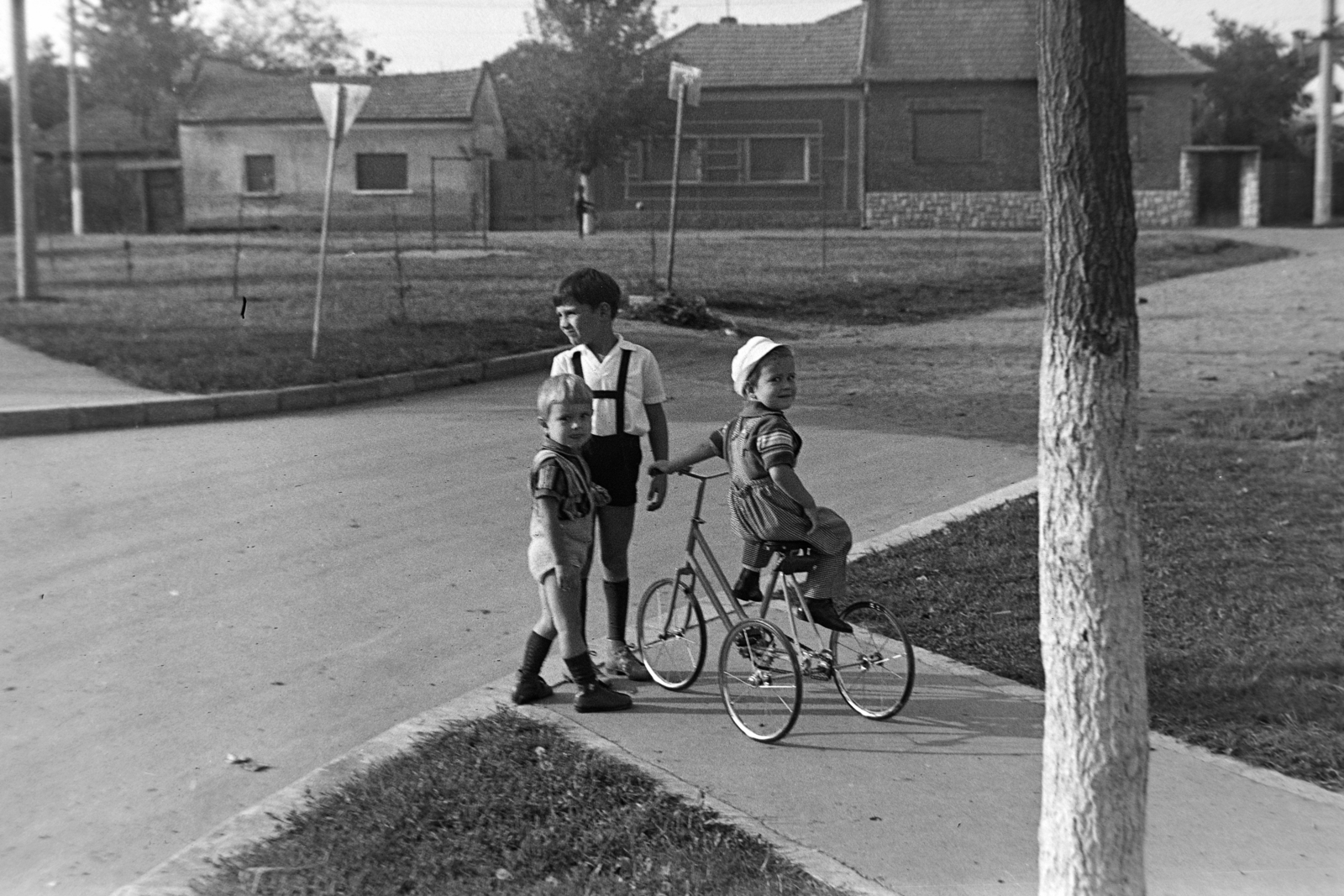 1972, Szűcs Lóránd, kids' tricycles, Fortepan #196586