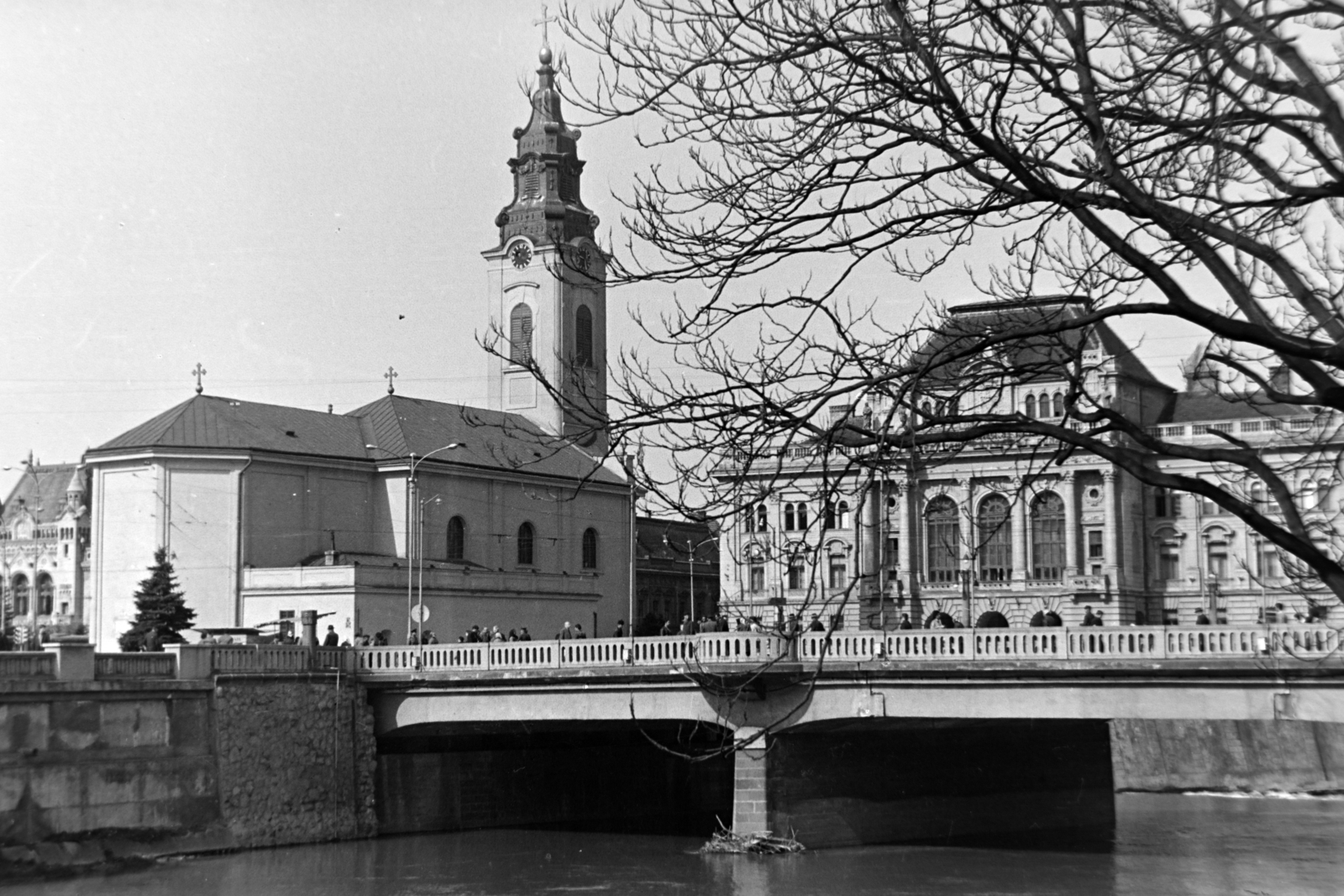 Romania,Transylvania, Oradea, a Szent László híd a Sebes-Körös felett, balra a Szent László-templom, jobbra a Városháza., 1972, Szűcs Lóránd, Fortepan #196588