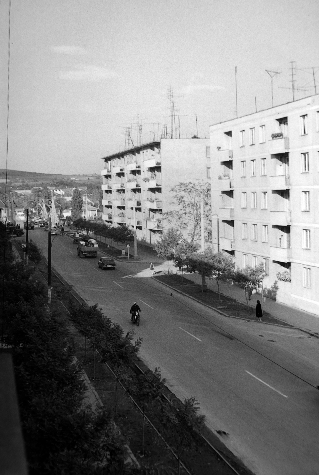 Románia,Erdély, Nagyvárad, Vitéz utca (Bulevardul Decebal), balra a háttérben a Vitéz (vagy Széles) utcai híd (később a Decebal híd épültfel a helyén)., 1972, Szűcs Lóránd, Fortepan #196609