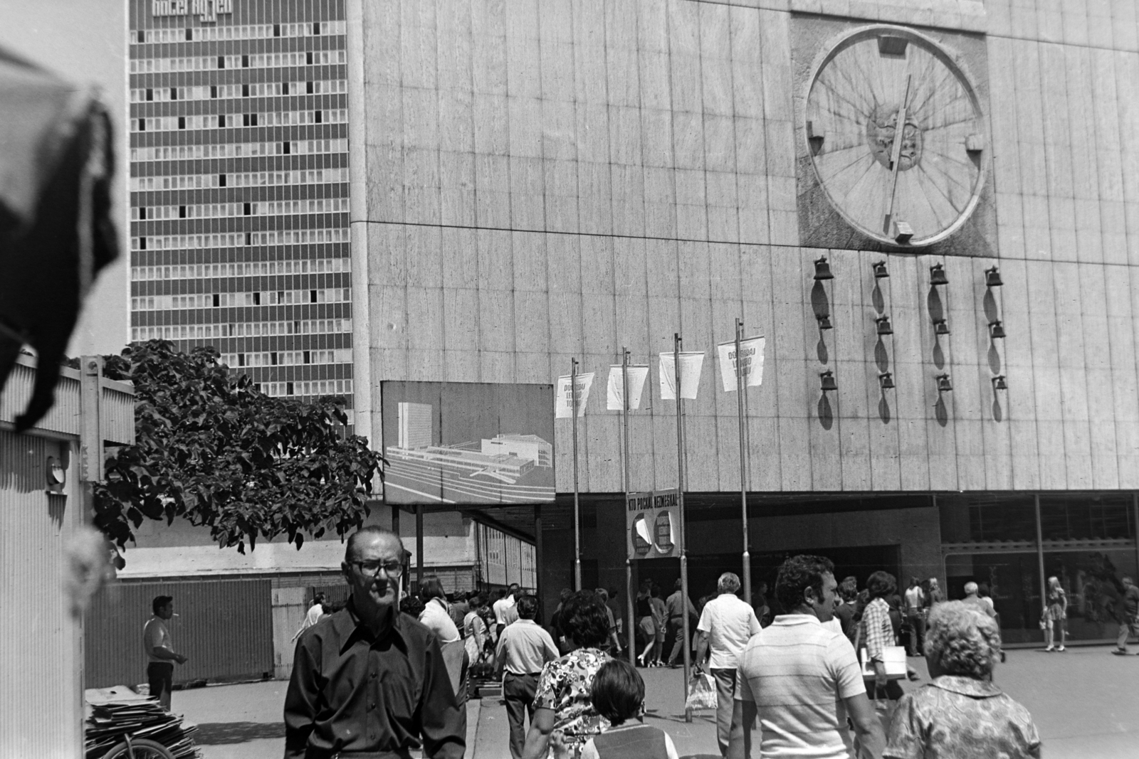 Slovakia, Bratislava, Kő tér (Kamenné Námestie), harangjáték a Prior Áruház homlokzatán, balra a háttérben a Hotel Kyjev. A felvétel a Duna utca (Dunajská ulica) felől készült., 1973, Szűcs Lóránd, Fortepan #196621