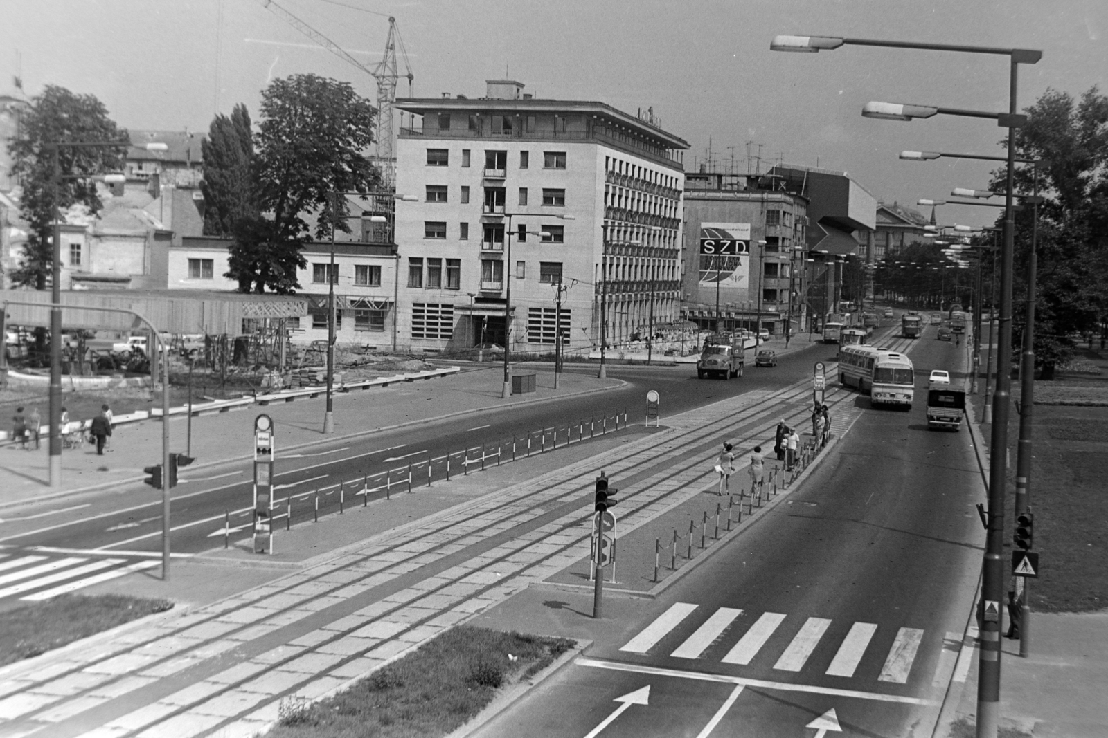 Slovakia, Bratislava, kilátás a Duna-partra (Rázusovo nábrežie) az Új híd felől, középen a Hotel Devin, mögötte a modern épület a Szlovák Nemzeti Galéria., 1973, Szűcs Lóránd, crosswalk, Fortepan #196622