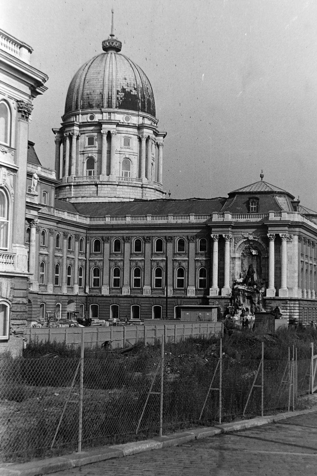 Hungary, Budapest I., a Budavári Palota (korábban Királyi Palota) Hunyadi udvara, jobbra a Mátyás király kút., 1973, Szűcs Lóránd, Budapest, Fortepan #196623