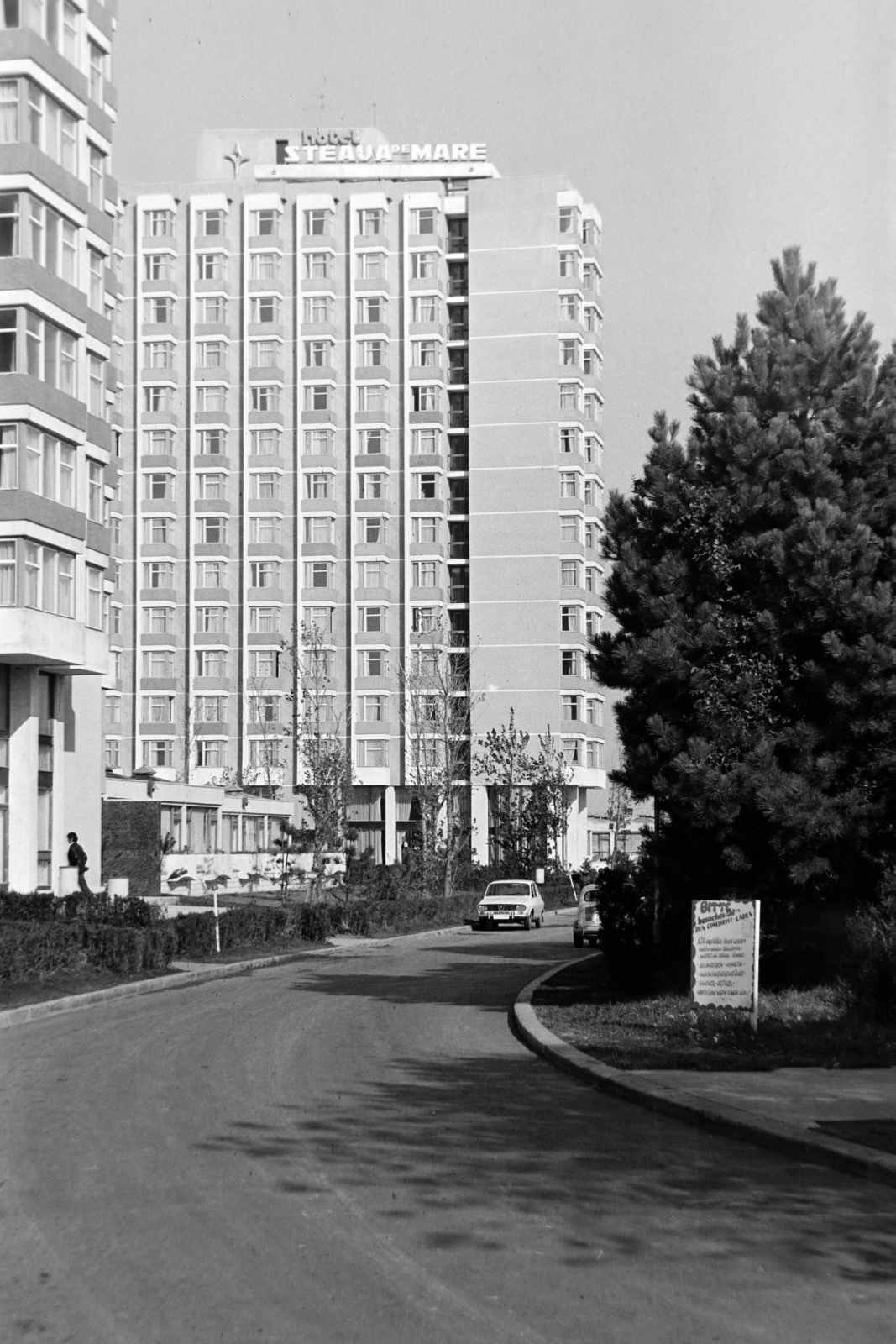 Románia, Eforie, Eforie Nord, Bulevardul Tudor Vladimirescu, balra a Hotel Meduza, szemben a Hotel Steaua de Mare., 1973, Szűcs Lóránd, Fortepan #196629